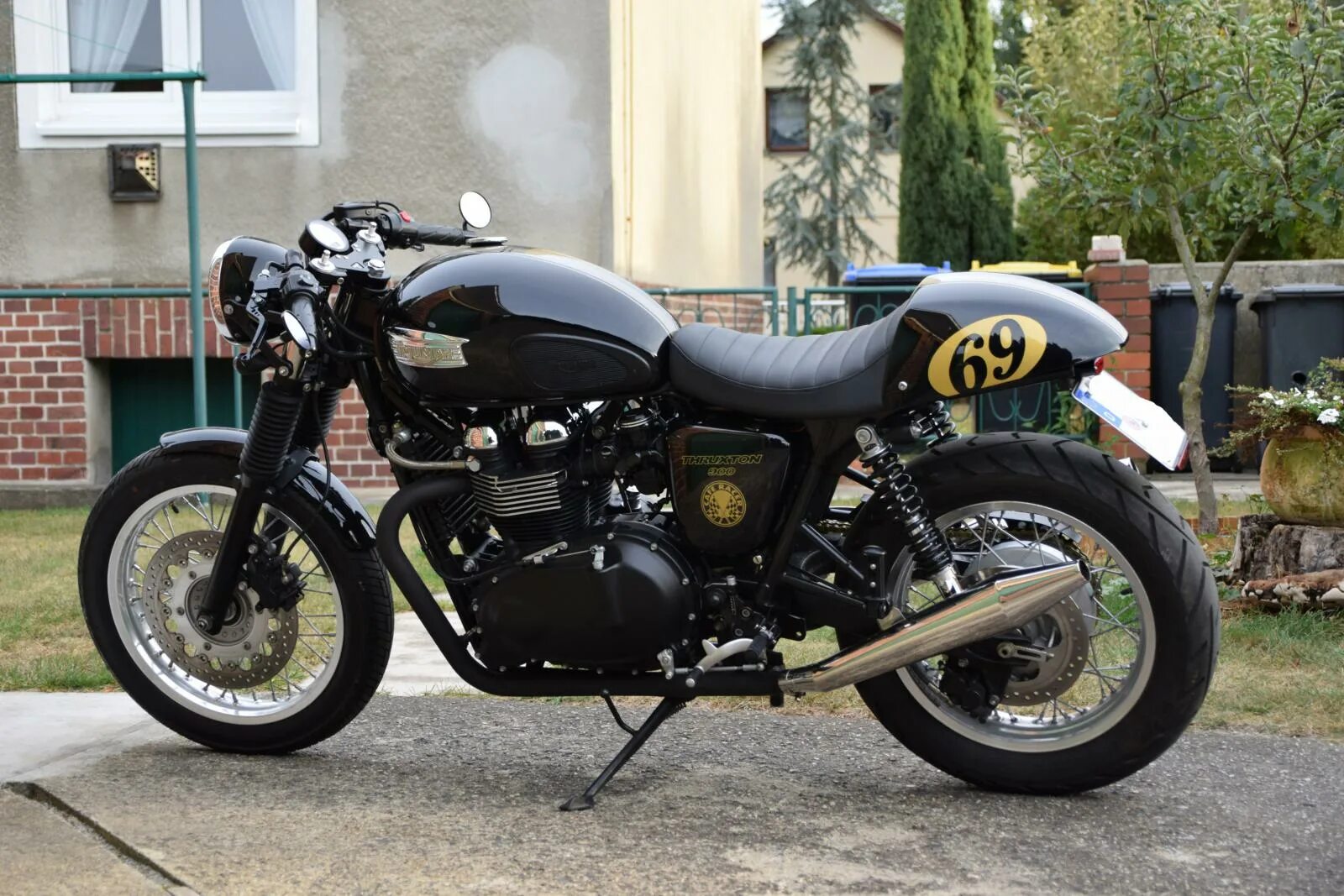 Triumph перевод. Triumph thruxton 2025. triumph 865 2008. triumph thruxton rs 2025. триумф тракстон 900.
