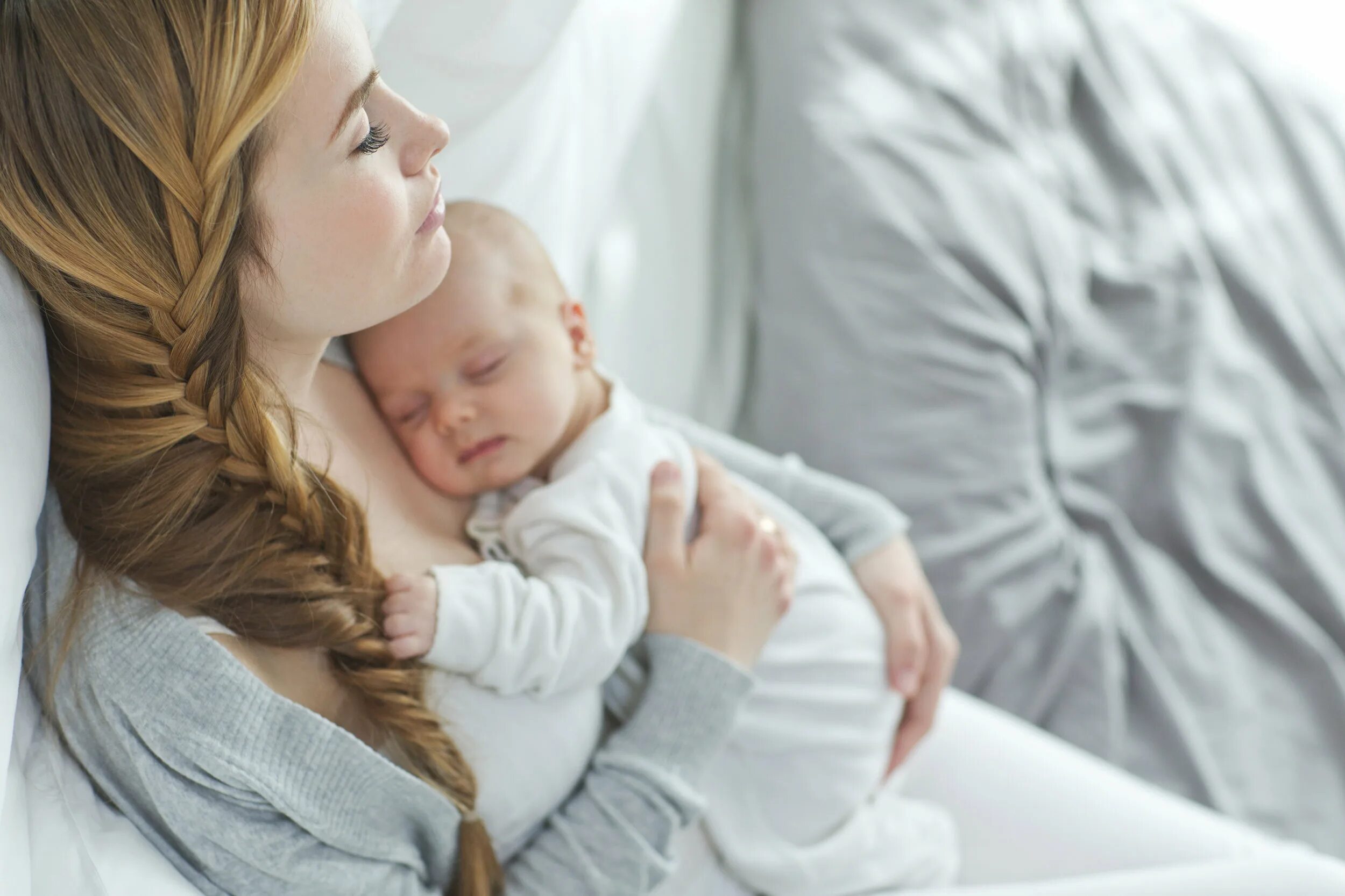 Женщина обнимает ребенка. Мама и ребенок победили. Мама лечит словами. Mother and Baby. Я была одинокой мамой с младенцем