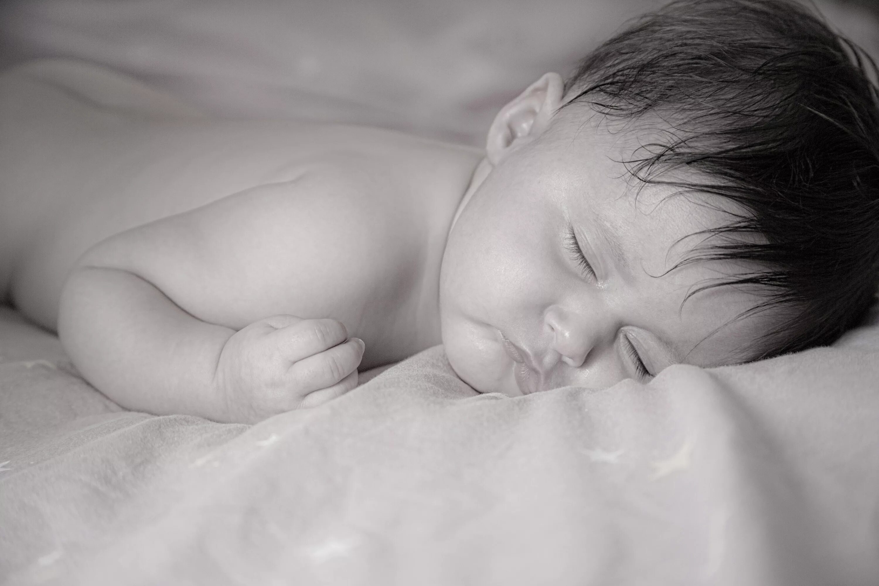 Ребенок засыпает в 4 утра. Спящий ребенок. Сон младенца. Фотосессия спящих младенцев. Спящий новорожденный.