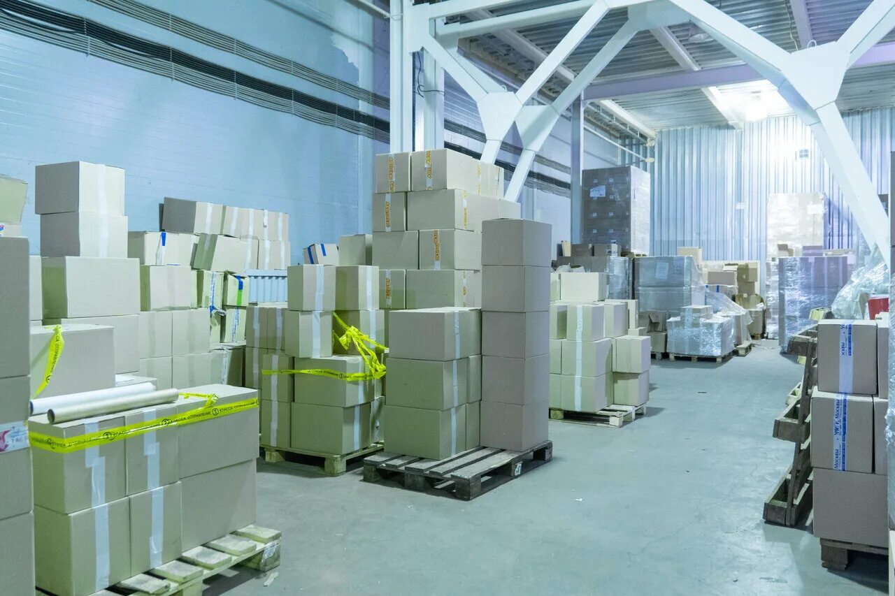 Бизнесмен на складе. Складская логистика. Промышленность строительных материалов. Оптовая торговля стройматериалами. Материалы предприятии.