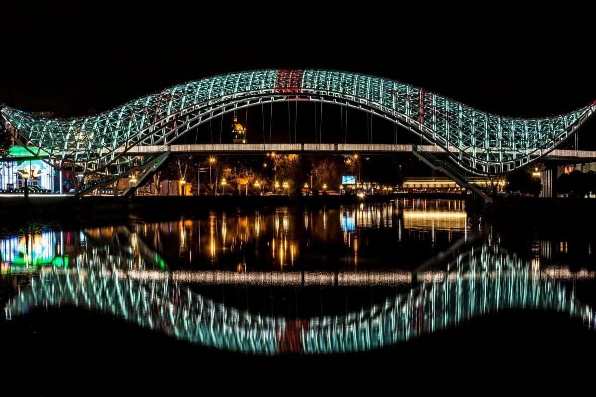 Мост в грузии. Стеклянный мост в Тбилиси. Пешеходный мост в Тбилиси.
