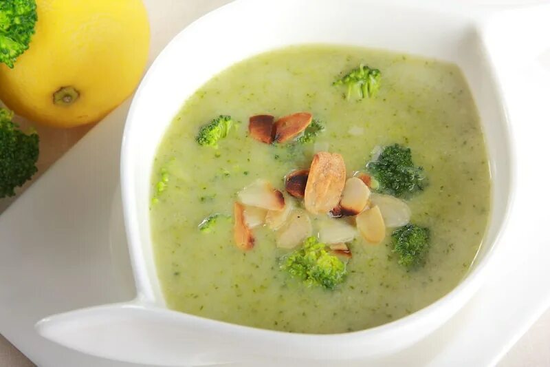 Суп из брокколи пюре классический. Крем суп из брокколи. Суп пюре с брокколи. Суп пюре овощной с брокколи. Крем суп брокколи.