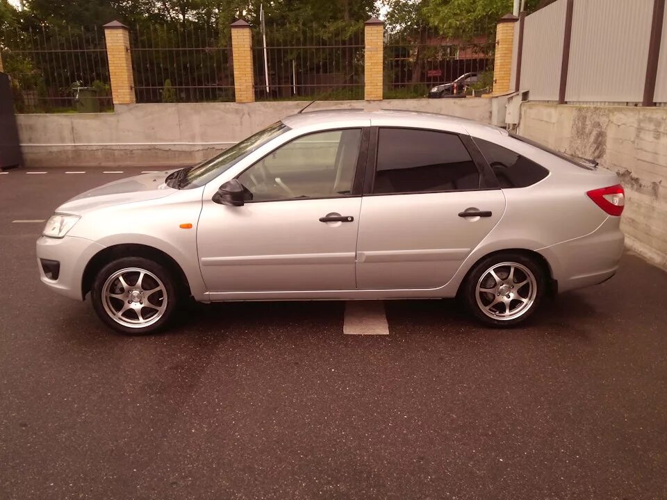 Lada granta liftback диски r15. Гранта лифтбек на 15 дисках. Лада гранта лифтбек на всмпо р16. Гранта лифтбек на 15 дисках. Гранта лифтбек фл черная диски r16.