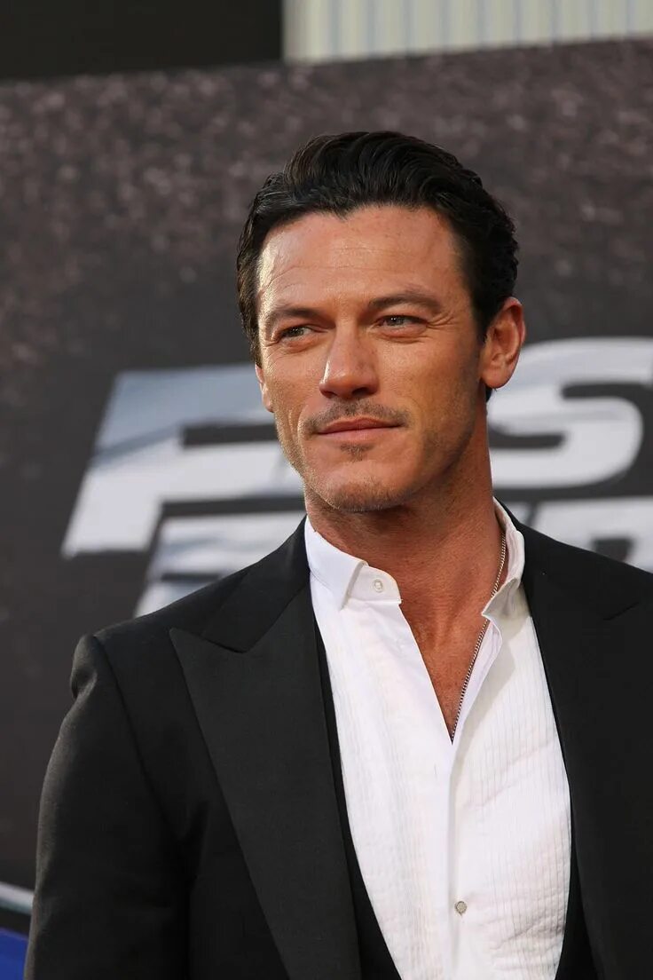 Luke evans. Люк Эванс. Актер люк Эванс. Люк Эванс 2022. Люк Эванс Форсаж.