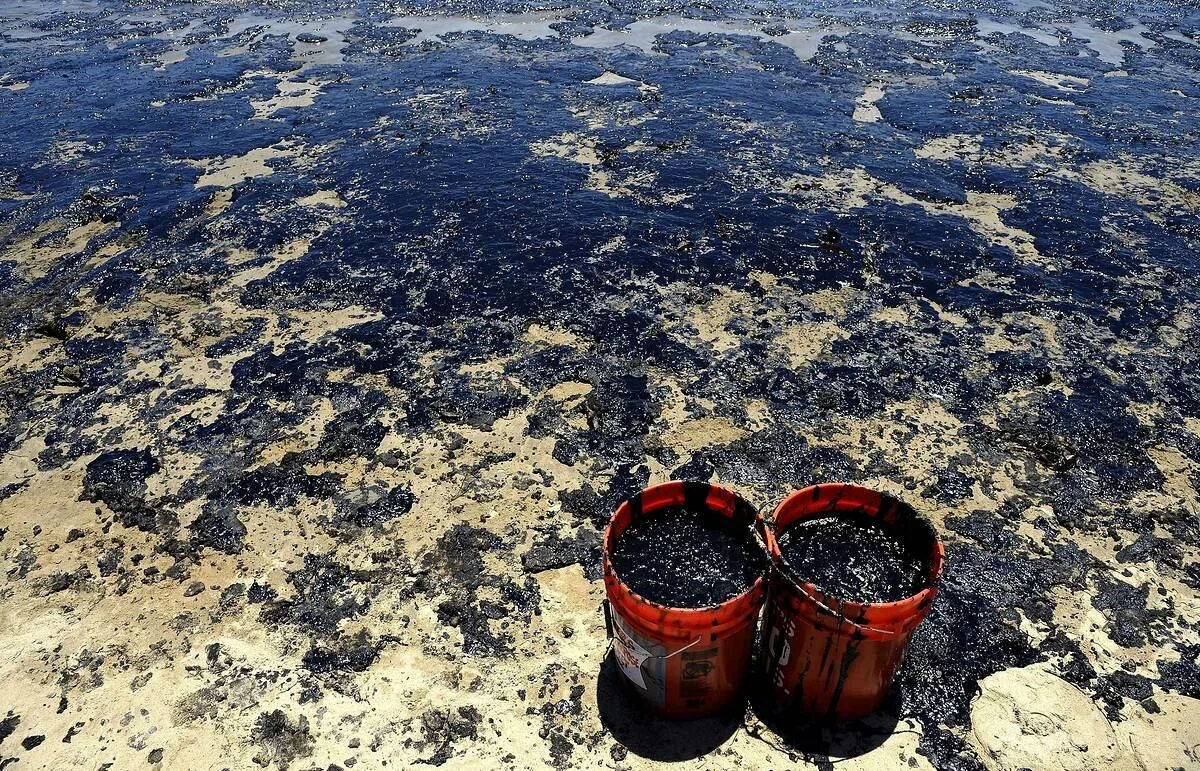 Загрязнение почвенного покрова красноярск. Что загрязняет почву. Загрязнение почвы нефтепродуктами. Загрязненные почвы. Что загрязняет почву.
