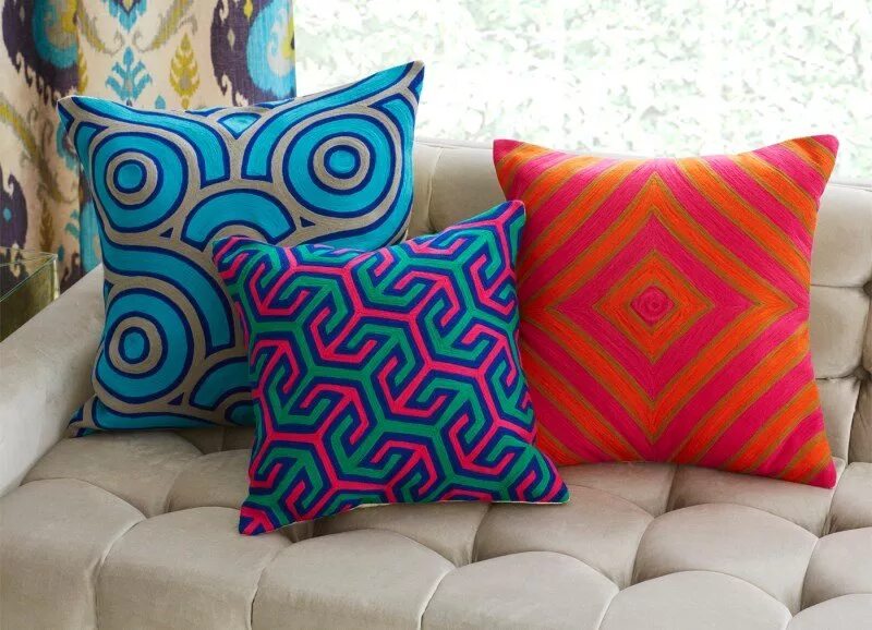 Яркие подушки. Яркие подушки на диван. Дизайнерские подушки. Дизайнерские подушки для интерьера.
