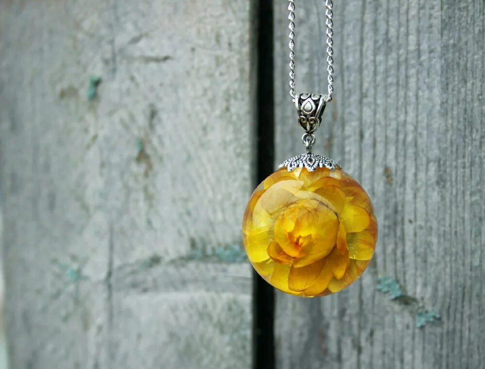 Цвет смолы. Техника resin art эпоксидная смола. Цвет смолы. Красная эпоксидная смола. Разноцветная эпоксидка.