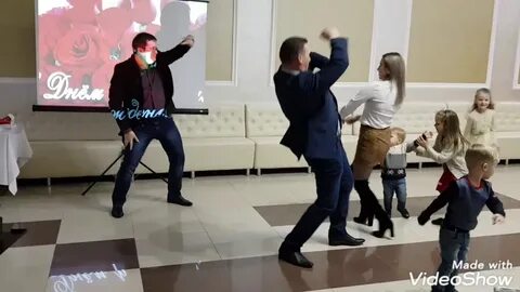 Слушать песню вышел на дискач парень