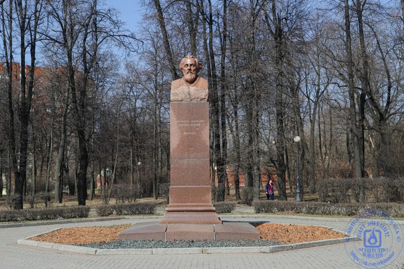 Бюст циолковского где находится. Циолковский константин эдуардович памятник. аллея героев циолковского. к.э. циолковского памятники ученому москве. памятник константину циолковскому (долгопрудный).