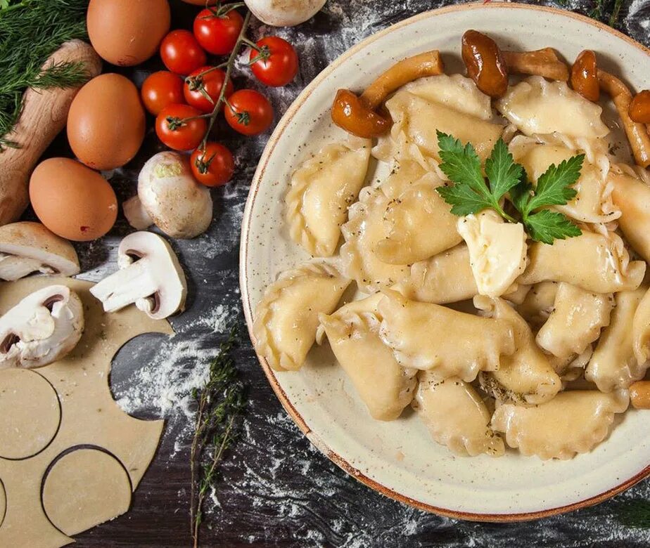 Вареники с картошкой в духовке. Пельмени с грибами. вареники с картошкой и грибами. пельмени грибные. вареники с картошкой луком и грибами.