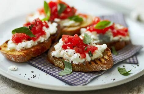 Творожный сыр с помидорами и зеленью