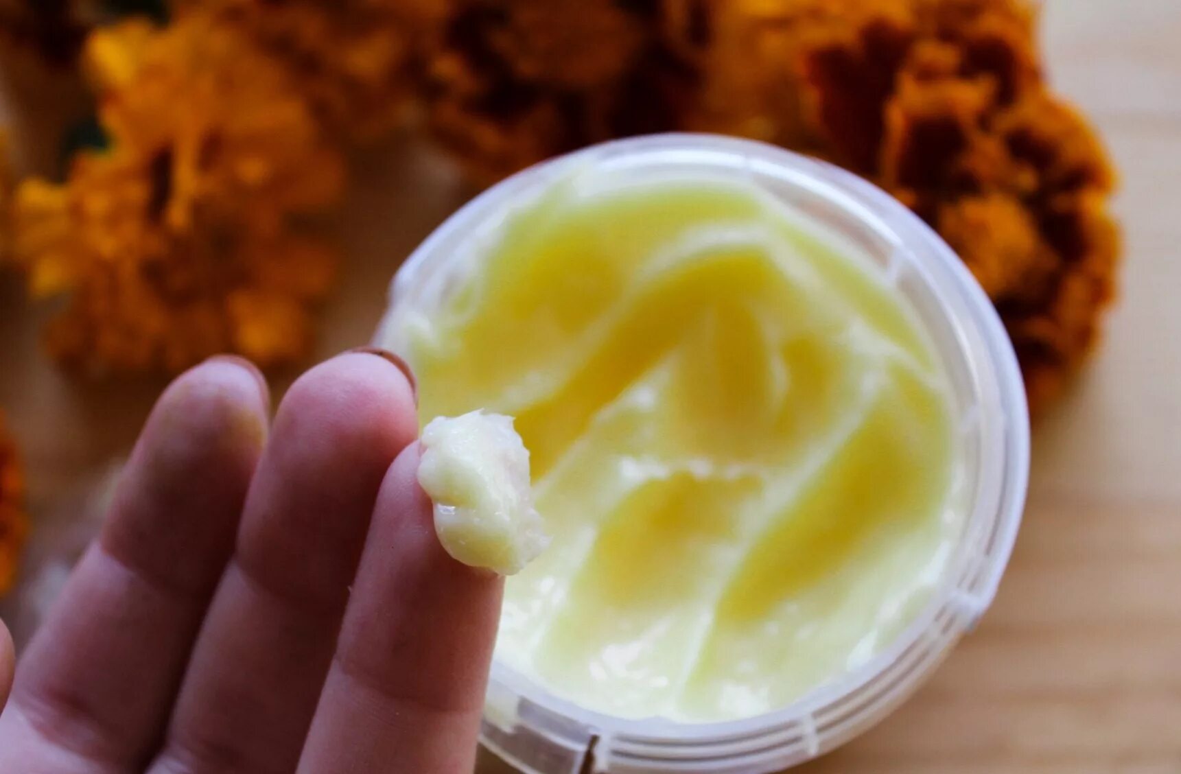 Воск сера. Домашняя мазь. густая мазь. мазь из чистотела, растительного масла и воска. мазь из меда.