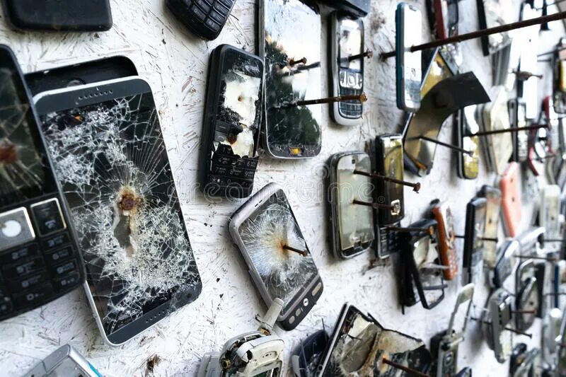 Прибитый телефон. Разбитый смартфон 2023. Телефоны прибитые гвоздем в армии. Старый смартфон прибит гвоздем к доске.
