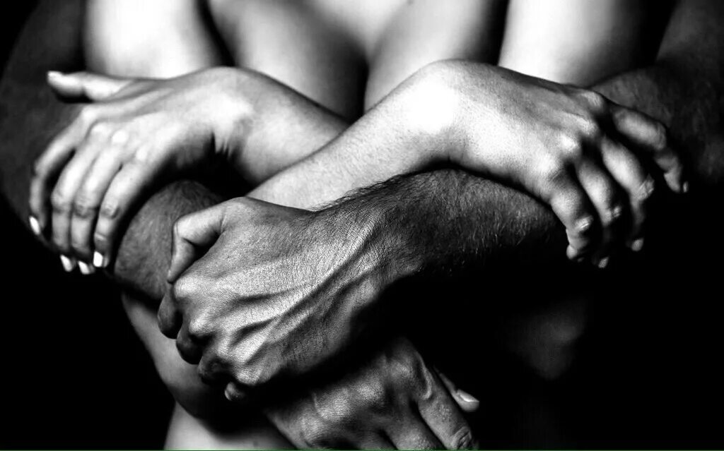 нежное касание. руки страстно сжимают. сплетенные руки. прикосновение к телу. страсть рук.