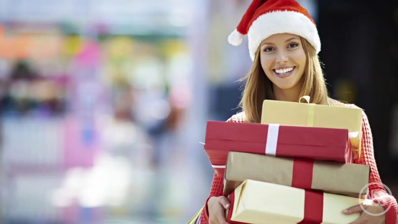 Gifts for mum. Девочка получает подарок. Люди с новогодними подарками. Мун оф кристмас презент юба. Blue christmas presents.