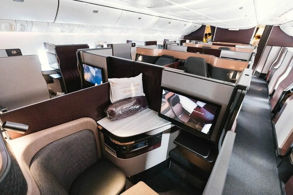 Boeing 777 300er бизнес. Boeing 777 Qatar Airways Business class. Boeing 777-300er салон Qatar Airways. Qatar 777-300er Business. Boeing 777-300er Qatar Airways Business class.