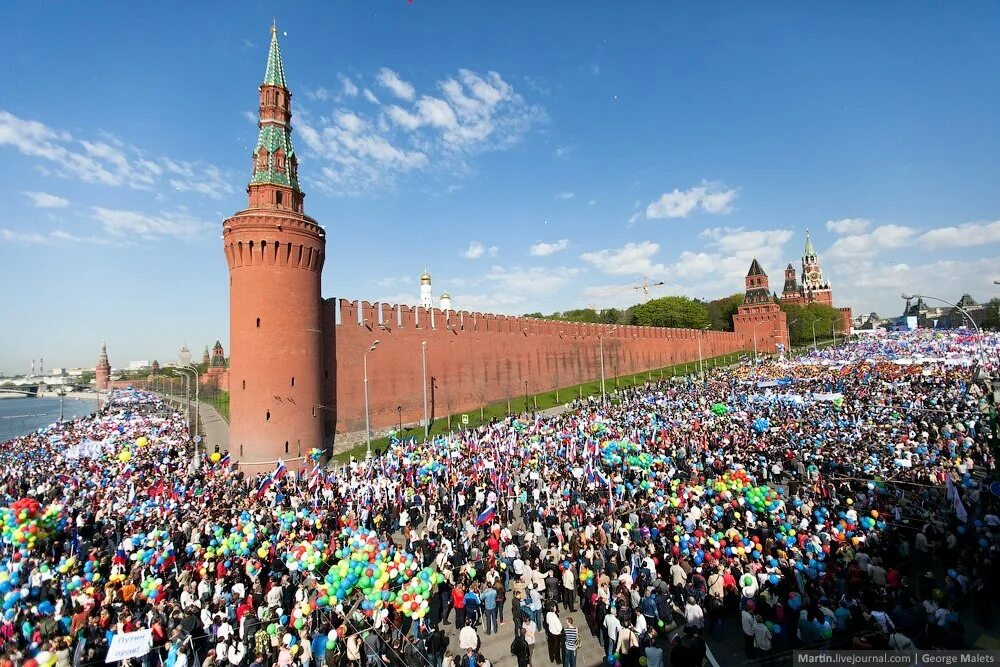 Москва фотки людей. Кремль люди. Народ на красной площади. Толпа на красной площади. Москва люди.