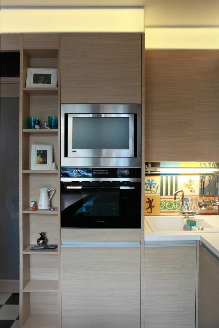 Телевизор встроенный в кухню. Телевизор встроенный в кухонный шкаф. Телевизор встроенный в шкаф на кухне. Кухня со встроенным телевизором.