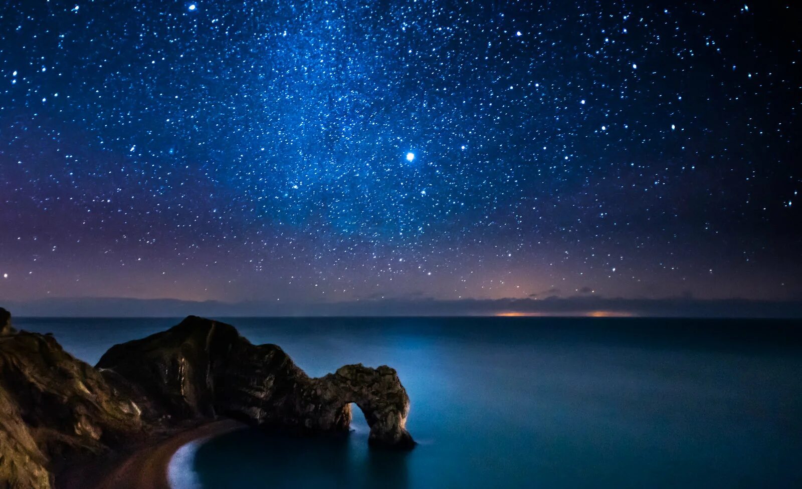 Звездное небо на море. Мыс Меганом светящийся планктон. Море и звезды. Ночное небо со звездами. Красивая ночь.