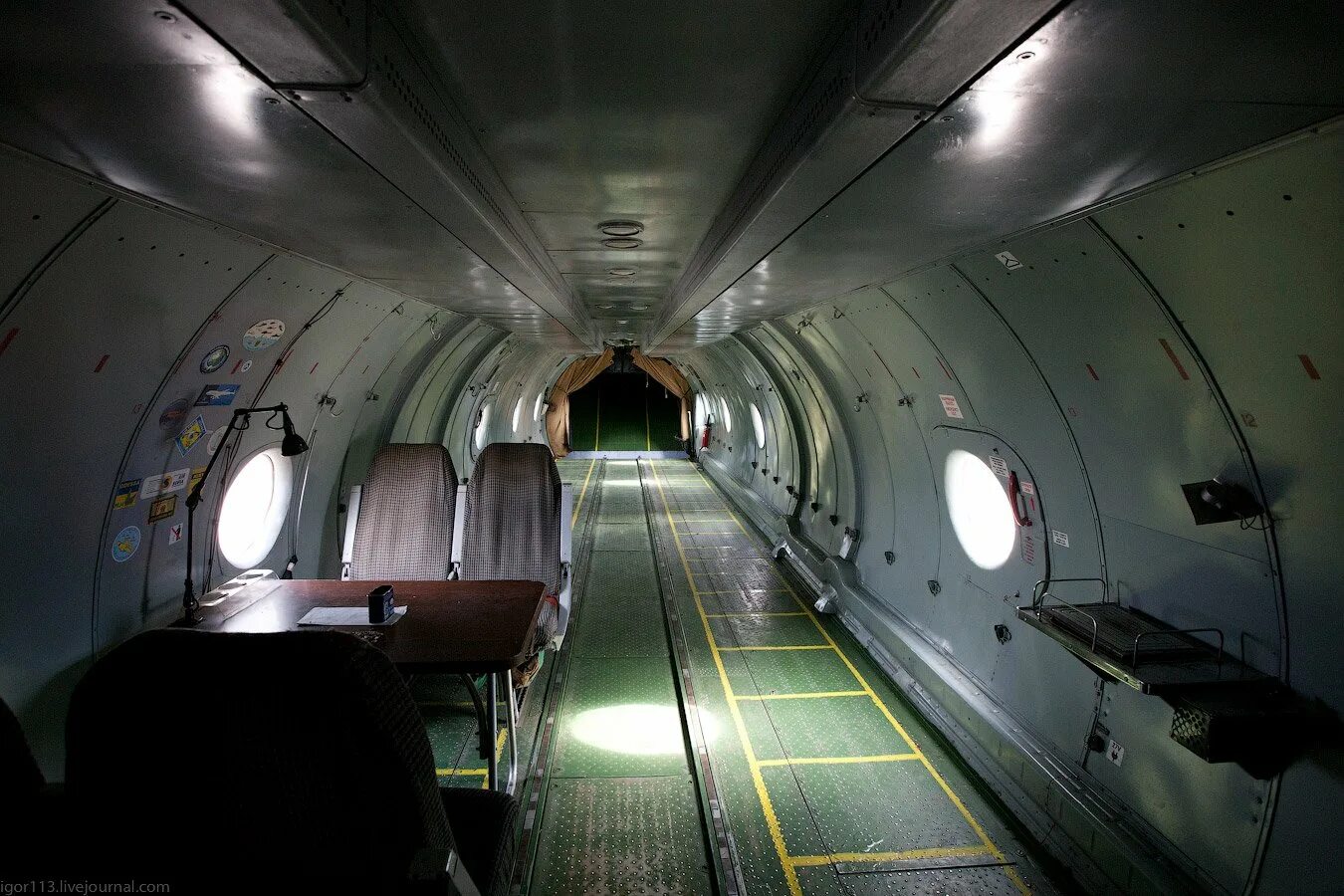 Самолет ан внутри. Грузовой салон ан-26. ан 26 салон. ан-26 пассажирский самолёт салон. ан 26 внутри салона.