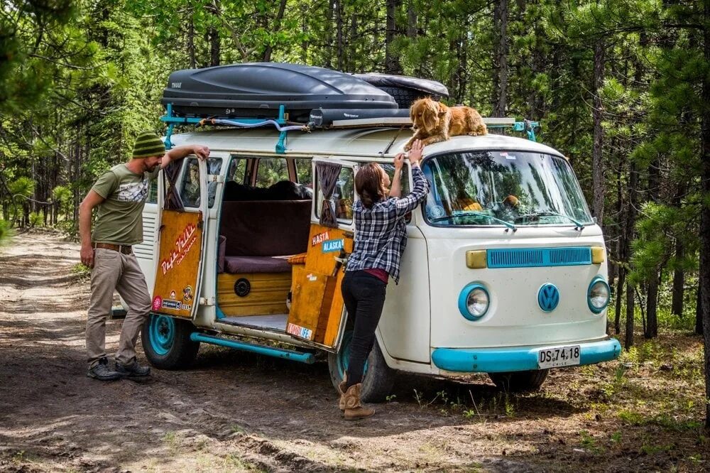 Travelling broadens. VW t2 хиппи. Camper van. Road trip кэмпер. Фургон для путешествий.