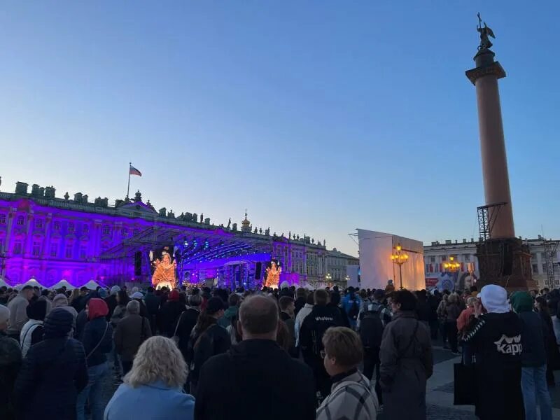 Дворцовая площадь концерт. Дворцовая площадь в Санкт-Петербурге. Концерт на Дворцовой. Дворцовая площадь в Санкт-Петербурге концерт. Петербург 27 февраля 2024 года