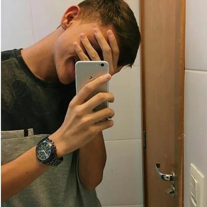 Парень без лица. Парень очень скрытый. Парень в зеркале. Красивый парень в капюшоне. Парень очень скрытый.