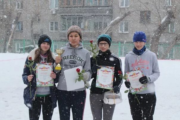 Зимний футбол девушки. Зимнее первенство по футболу девочки. Девушки футбол зимой.