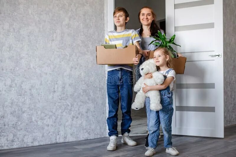 Семья переехала из москвы. Семья переезд в новую квартиру. Семья переезжает. Семья новое жилье. Переезд с детьми.