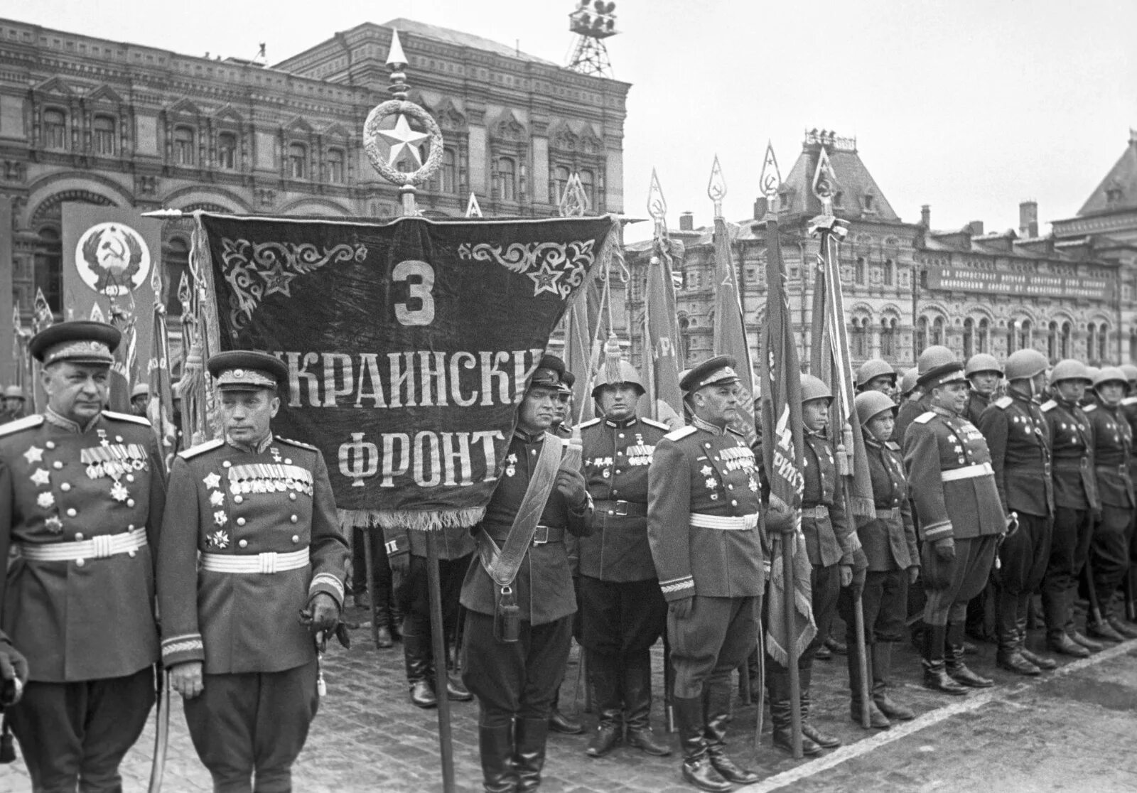 Фронт 1 мая. Парад Победы 24 июня 1945 года. Парад Победы в Москве 1945г. Парад 24 июня 1945 года в Москве на красной площади. Маршал который командовал парадом Победы 1945.