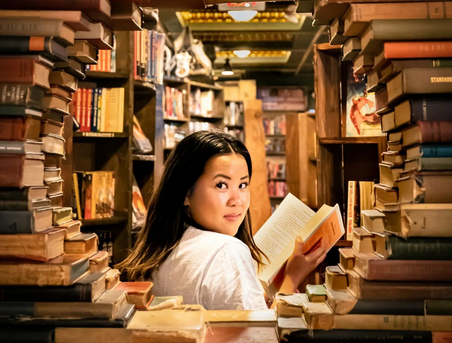 Чтение книг. Книги на тему счастья. Девушка с книжкой. Книга рецептов обложка. Читай книги.