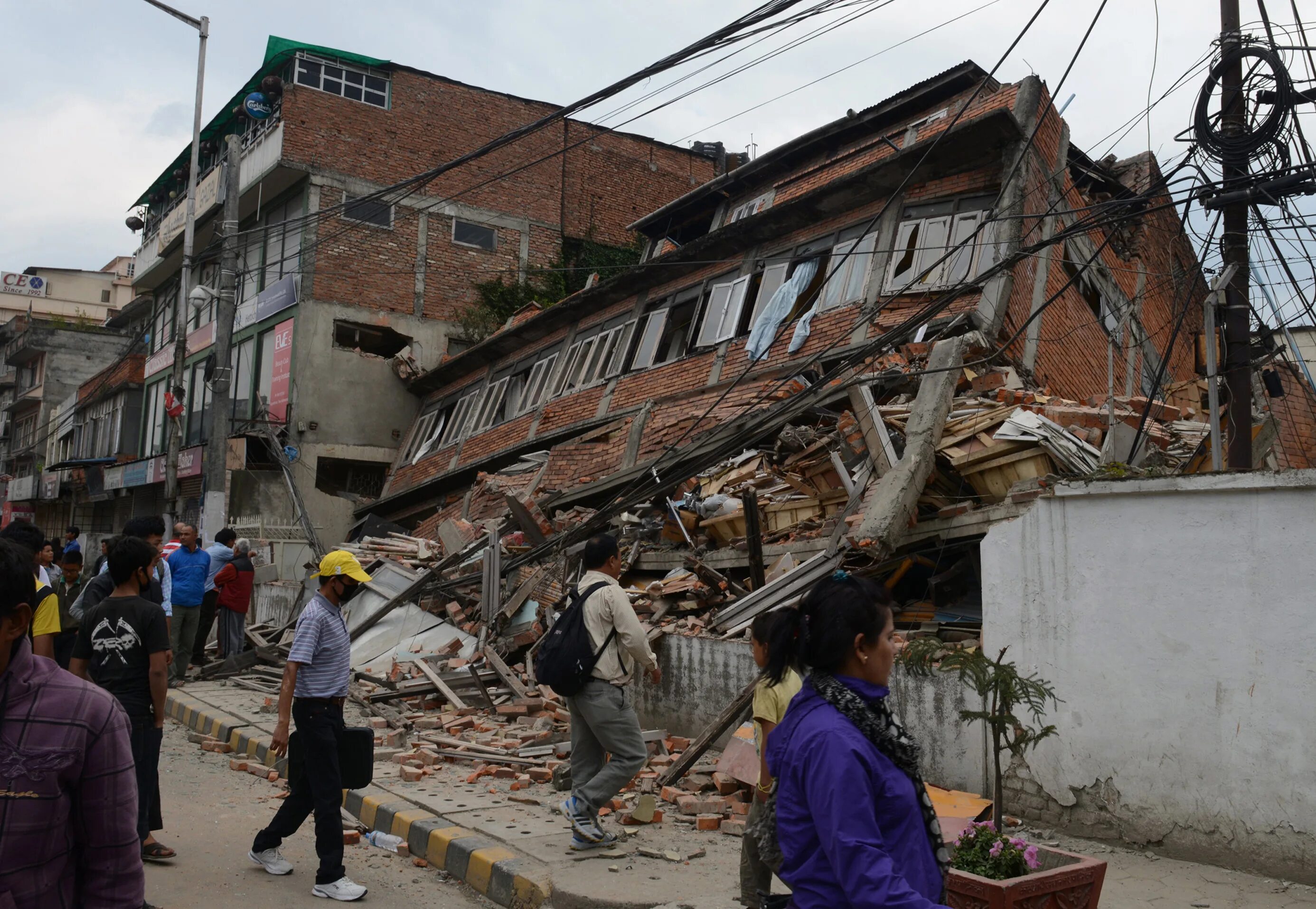 Землетрясение 4. Землетрясение в Непале 25.04.2015. Катманду землетрясение 2015. 25 Апреля 2015 года в Непале землетрясение. Катманду землетрясение.