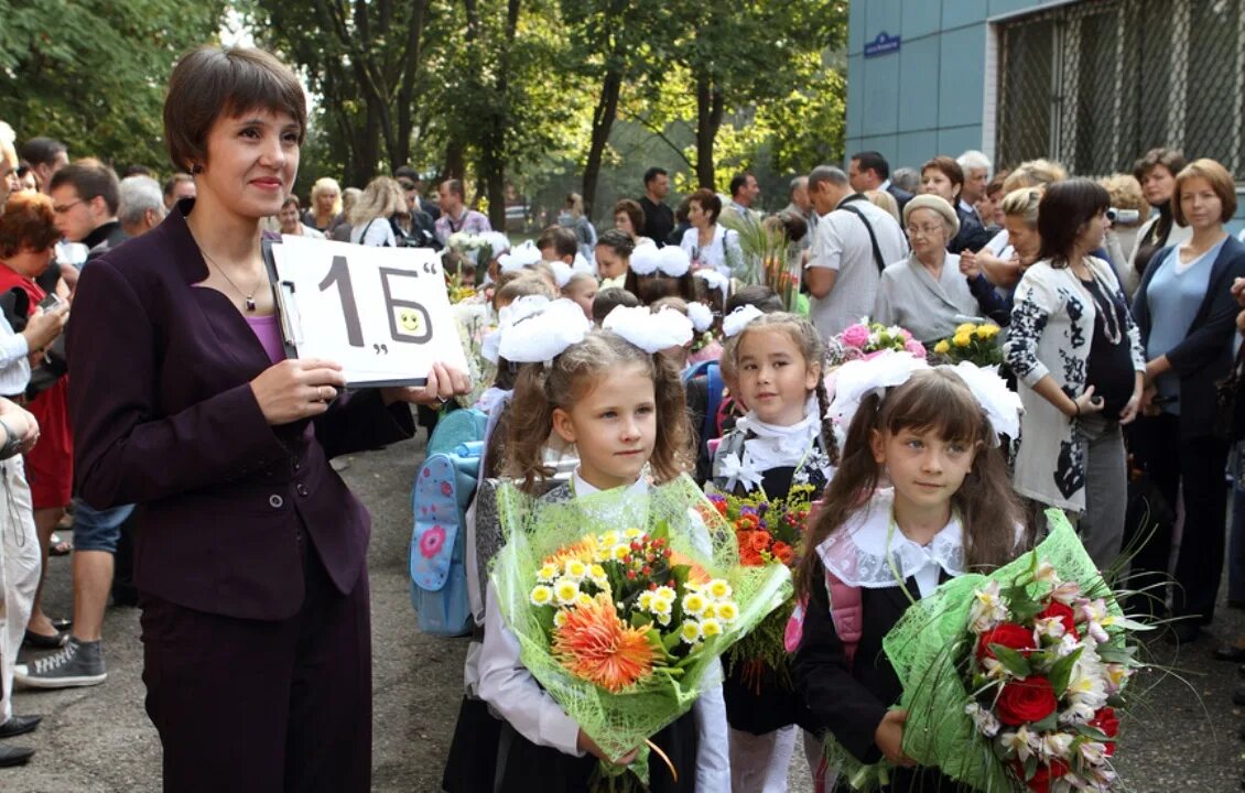 Последние новости 1 класс. Линейка в школе. 1 Сентября линейка в школе. Учитель с первоклашками. Первоклассник и учитель.