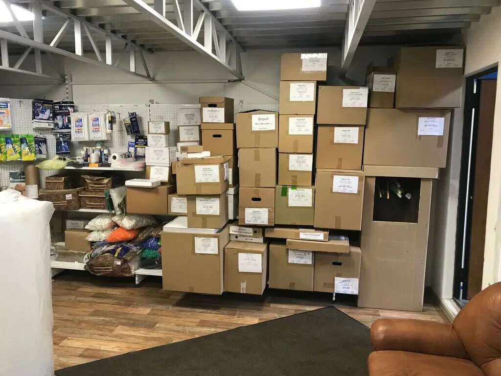 магазин упаковочной продукции. цех полуфабрикатов. упаковочный материал с фабрики. магазин фасовка. стикеровка одежды на складе.