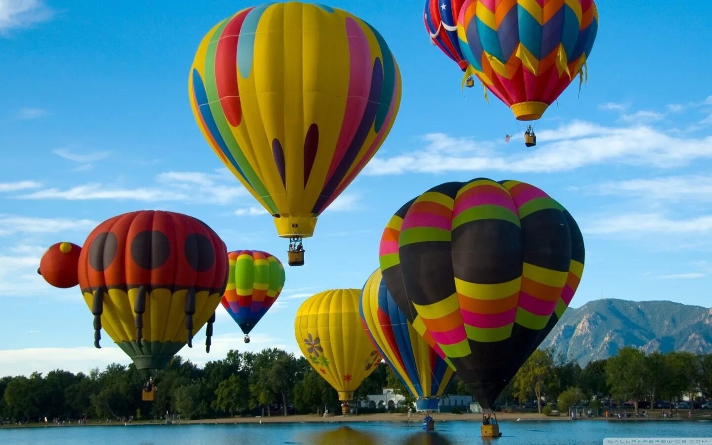 Flying balloon. Хот Эйр балун. Аэростат монгольфьер. Воздухоплавание братья Монгольфье. Монгольфьер воздушный шар.