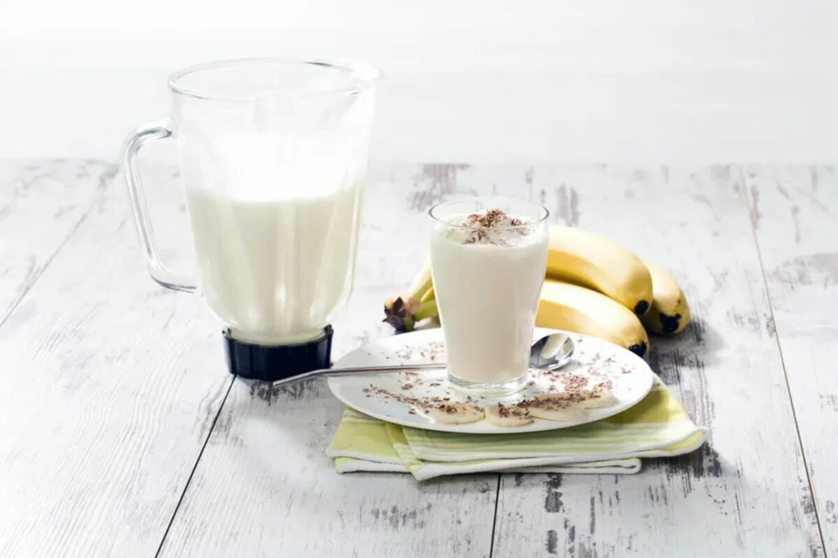 Банана сплит коктейль. Банановый сплит коктейль. Banana Shake. Milkshake with Bisquit.