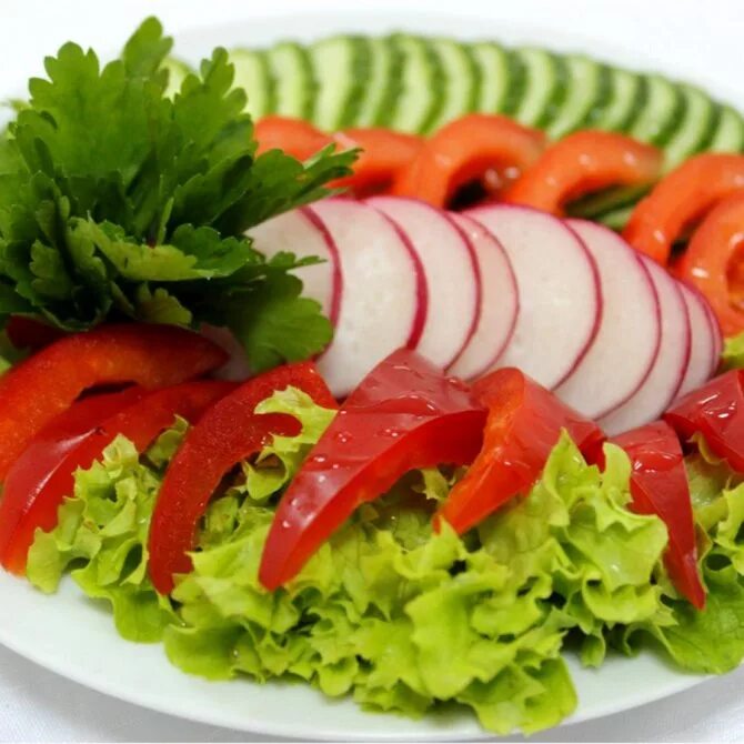 Овощная нарезка ассорти. Овощная нарезка на праздничный стол. Овощная нарезка. Салат овощной нарезка. Как правильно нарезать салат.