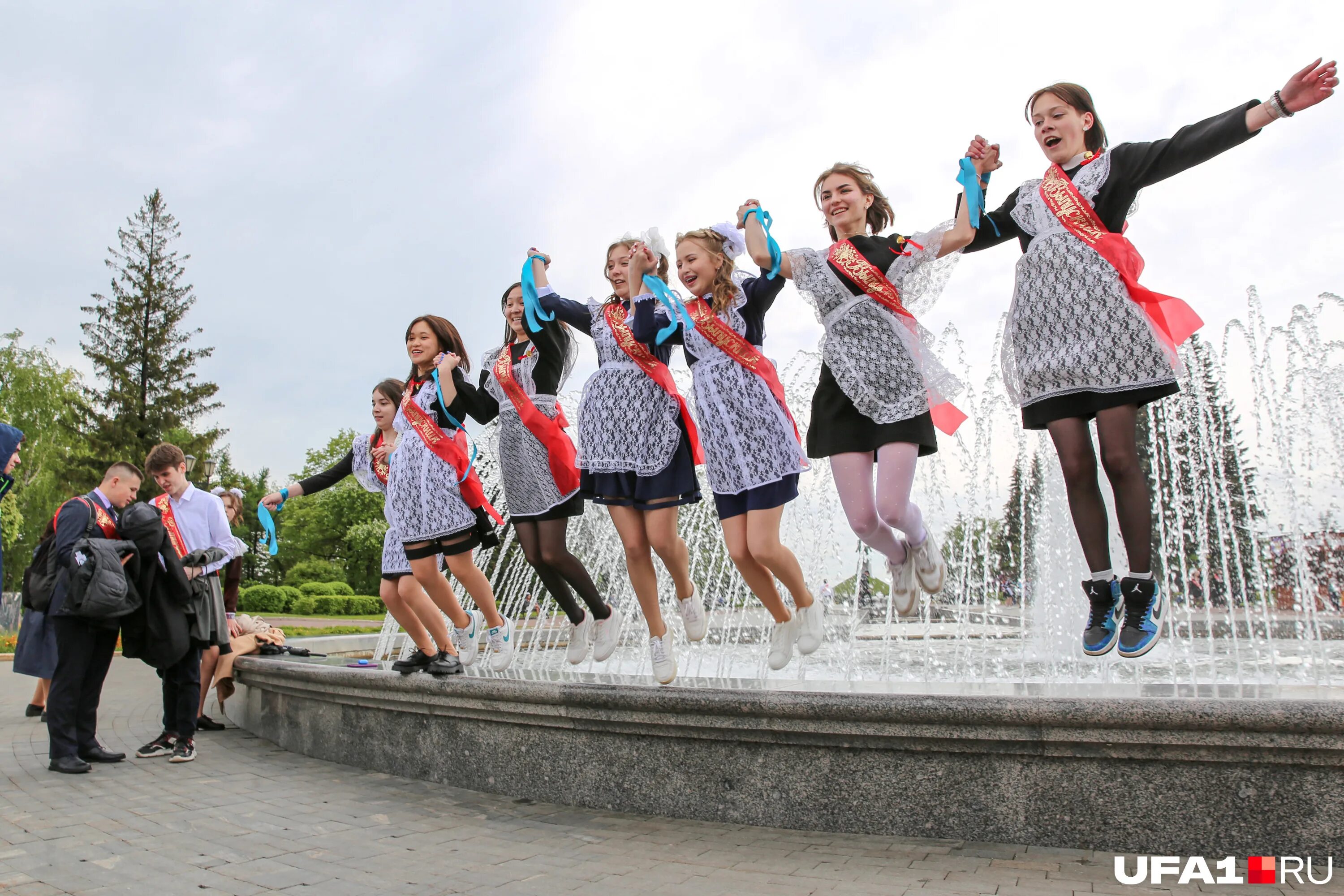 Какого числа был последний звонок. Какого числа был последний звонок. Яркие выпускницы. Последний звонок. Выпускной.