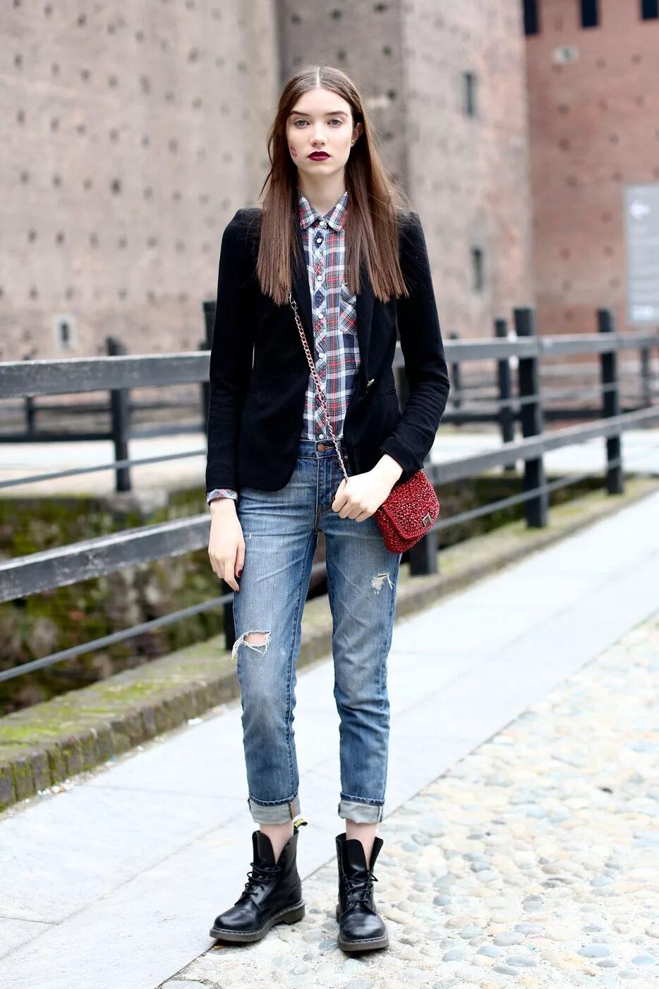 джинсы с ботинками женские. как носить высокие ботинки с джинсами женщинам. как носить высокие ботинки с джинсами женщинам. как носить высокие ботинки с джинсами женщинам. доктор мартенс с джинсами.