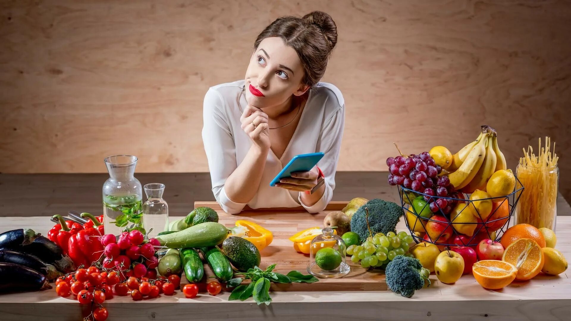 Есть человек который помогает женщине. Здоровое питание девушка. Еда на женщине. Фотосессия с овощами и фруктами. Женщина ест овощи и фрукты.