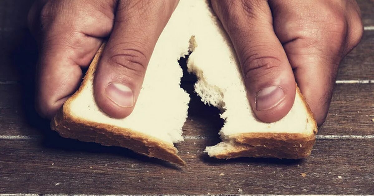 Отломить кусочек. Отломанный хлеб. Отломанный кусок хлеба. Ломать хлеб. Хлеб отламывать кусочками.