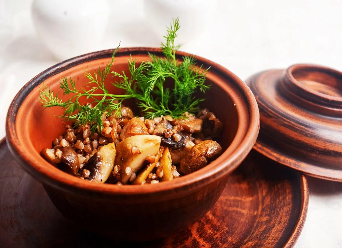 гречка в горшочках ресторан. печень говяжья в горшочках в духовке. фасоль в горшочках в духовке. гречневая каша в горшочке. печень с гречкой в горшочке.