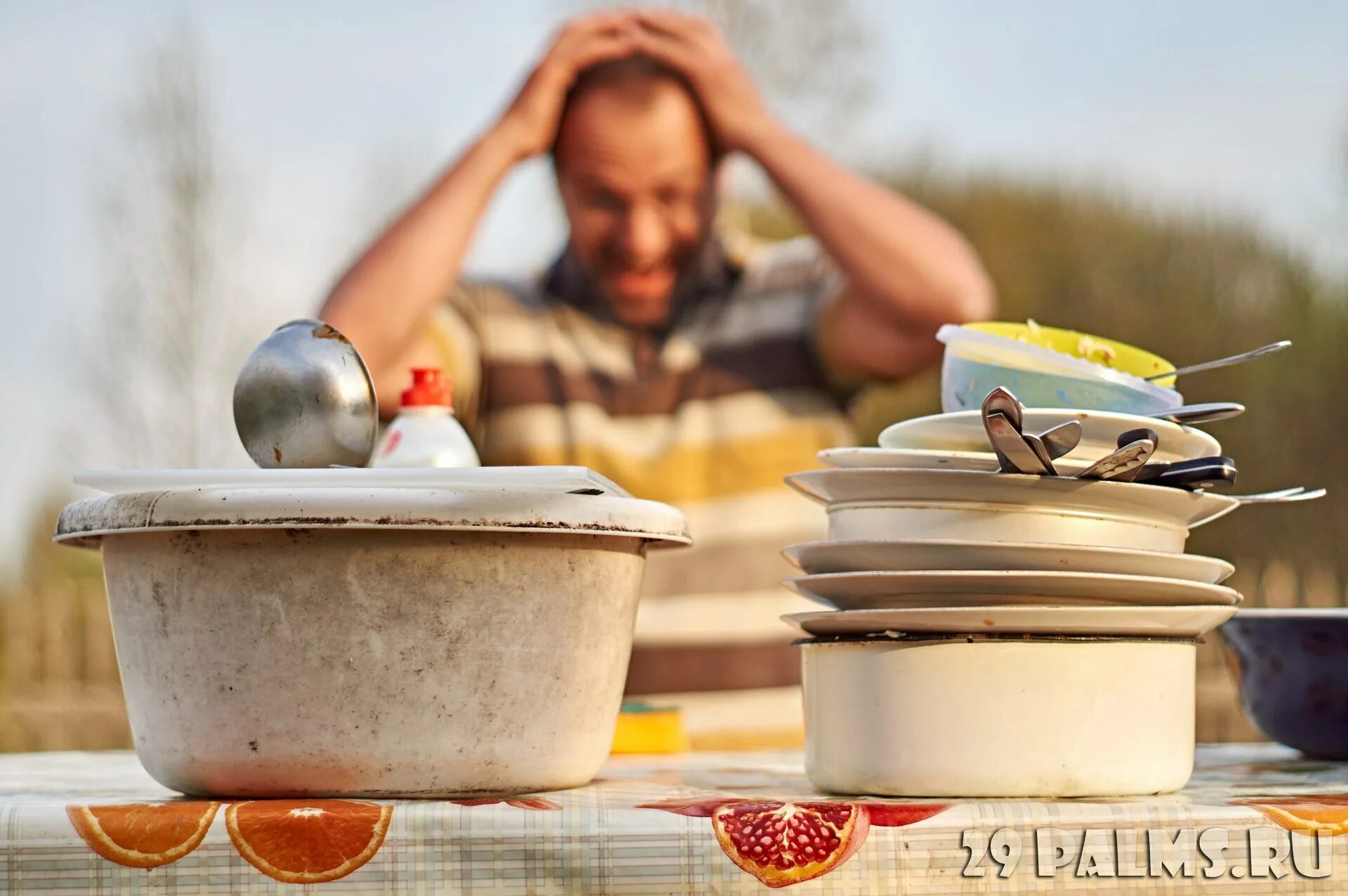 Гора посуды. German cuisine. Грязная посуда в ресторане. Грязная посуда на кухне. Грязная посуда.