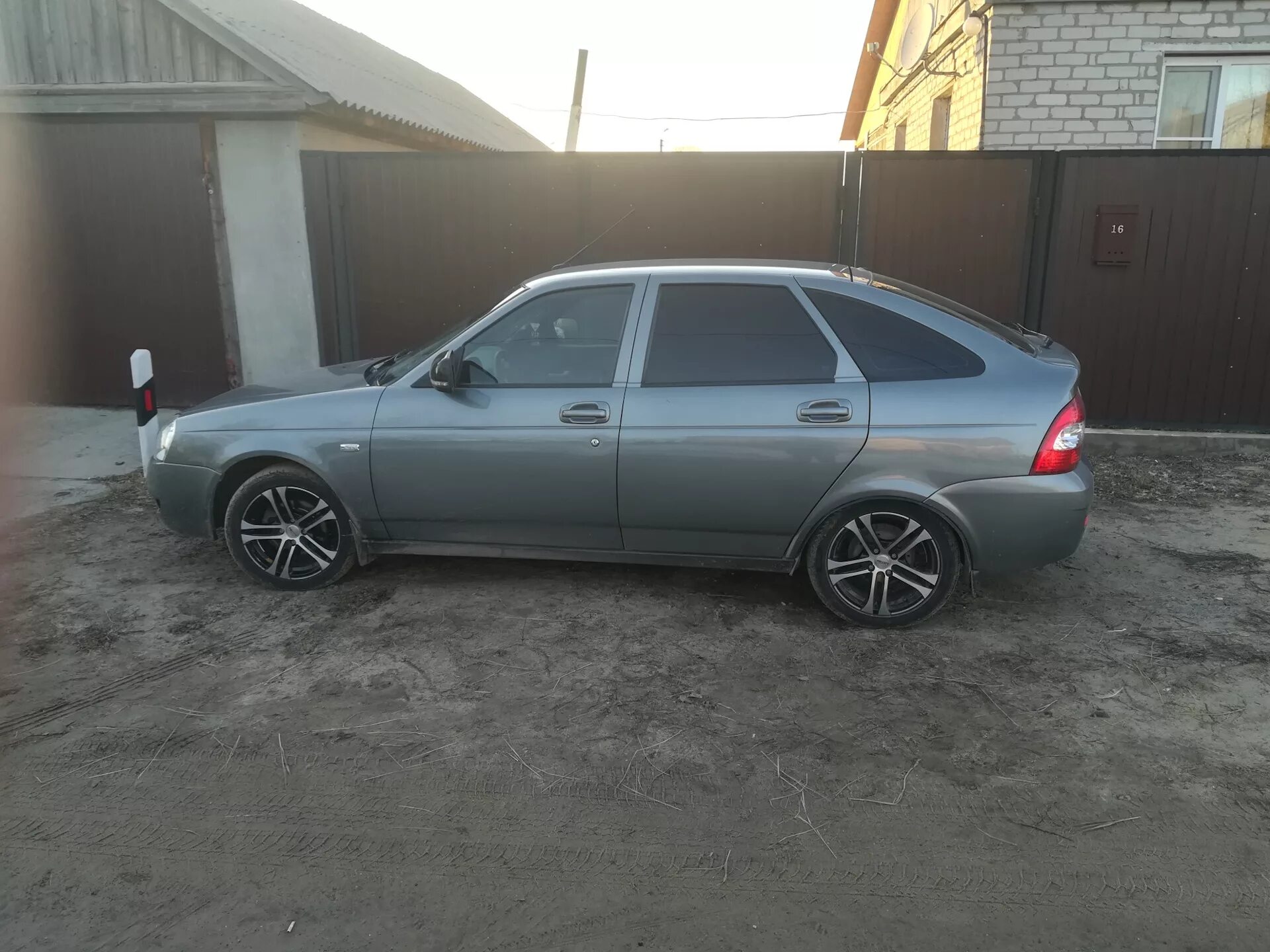 Приора кварц седан. Диски на приору кварц. Лада приора кварц седан диски r16. Приора кварц slik 186. Диски на приору кварц.