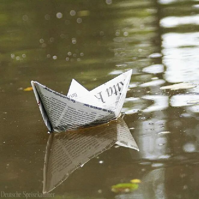 Весенний кораблик из бумаги. Бумажный кораблик. Бумажный кораблик плывет. Кораблик из газеты. Цветные бумажные кораблики.