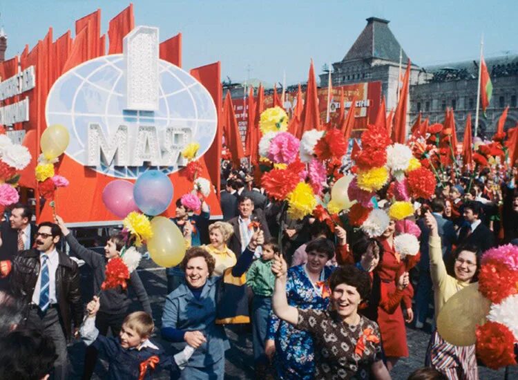 Май праздники отмечают. Демонстрация 1 мая в ссср. демонстрация трудящихся 1 мая ссср. первомай парад ссср. парад 1 мая ссср.