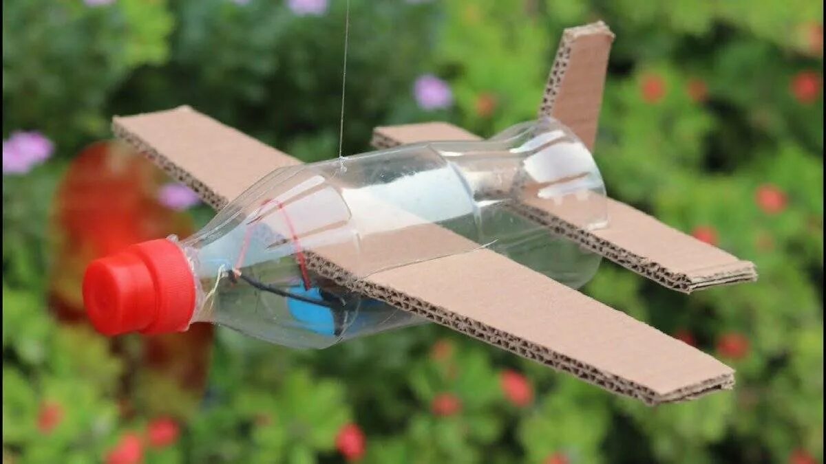 Самодельные летающие. Поделка самолет. Самолет из подручных материалов. Самолет из бутылки. Самолет из пластмассовой бутылки.