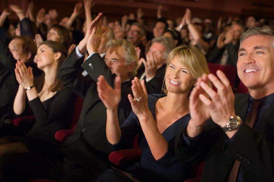 Публика в театре. Люди аплодируют в театре. Аплодисменты в зале. Зрители в театре.