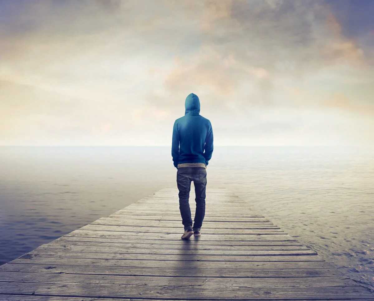 Alone because. Спина человека. Человек в капюшоне спиной. Парень уходит. Человек уходит в даль.