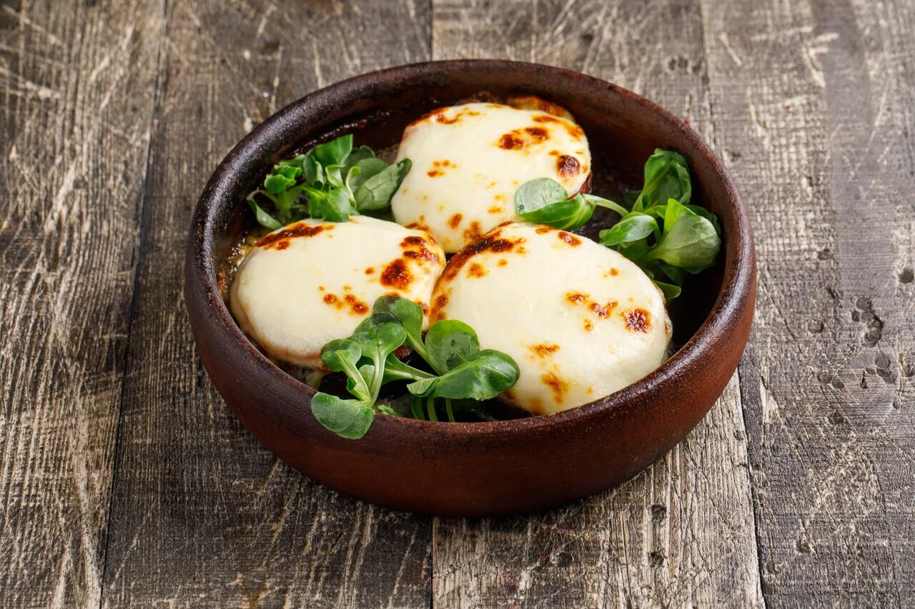 Сулугуни с овощами. Баклажаны в кеци с сулугуни. Сулугуни можно запекать. Сулугуни запеченный с помидорами. Сулугуни запеченный с помидорами.